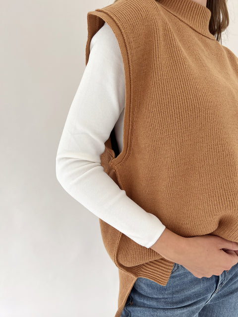 Dazed Mock Neck Vest (camel)