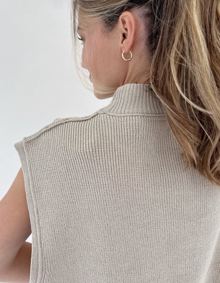 Dazed Mock Neck Vest (taupe)